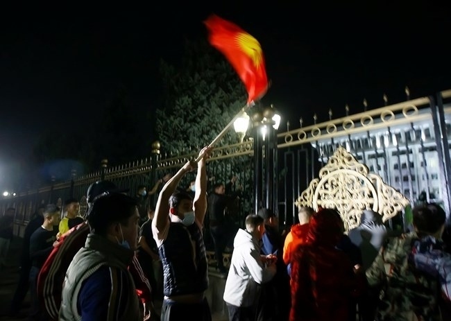 Демонстранти превзеха сградата на парламента в Киргизстан